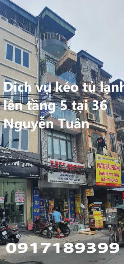 Kéo cẩu tủ lạnh lên cao tại 36 Nguyễn Tuân, Thanh Xuân, Hà Nội.